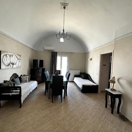 Veldi Art - Kamari Beach Apartment Fira  Extérieur photo