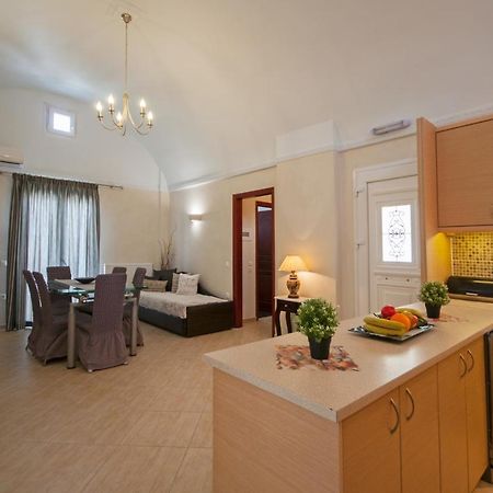 Veldi Art - Kamari Beach Apartment Fira  Extérieur photo
