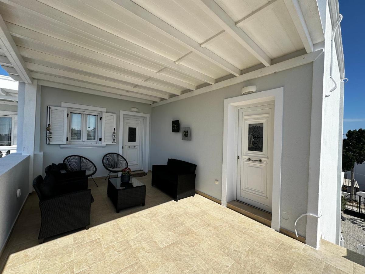 Veldi Art - Kamari Beach Apartment Fira  Extérieur photo
