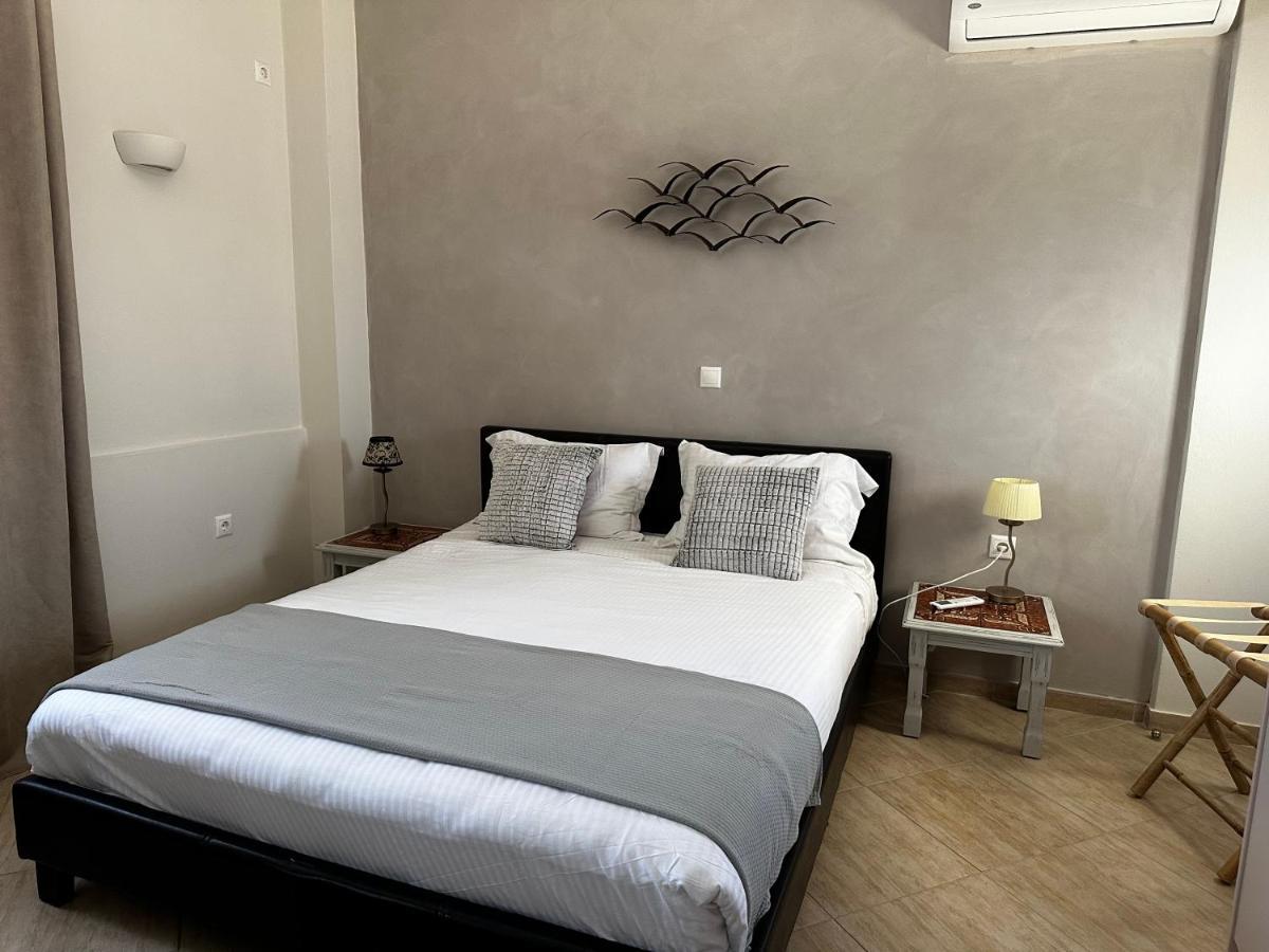 Veldi Art - Kamari Beach Apartment Fira  Extérieur photo