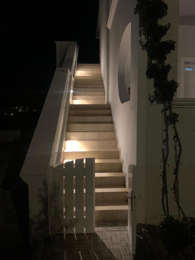 Veldi Art - Kamari Beach Apartment Fira  Extérieur photo