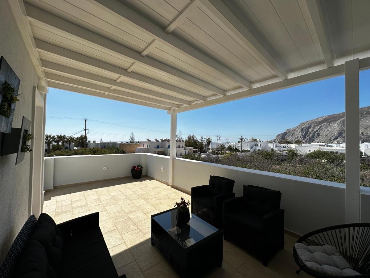 Veldi Art - Kamari Beach Apartment Fira  Extérieur photo