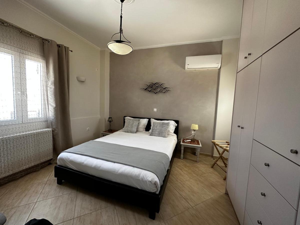Veldi Art - Kamari Beach Apartment Fira  Extérieur photo