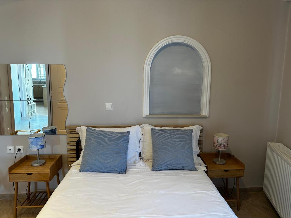 Veldi Art - Kamari Beach Apartment Fira  Extérieur photo