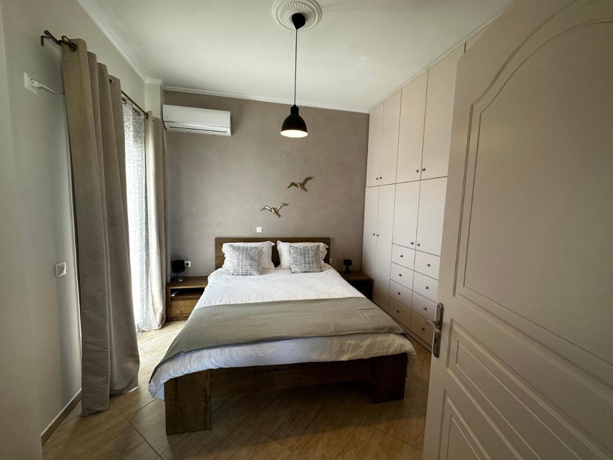 Veldi Art - Kamari Beach Apartment Fira  Extérieur photo