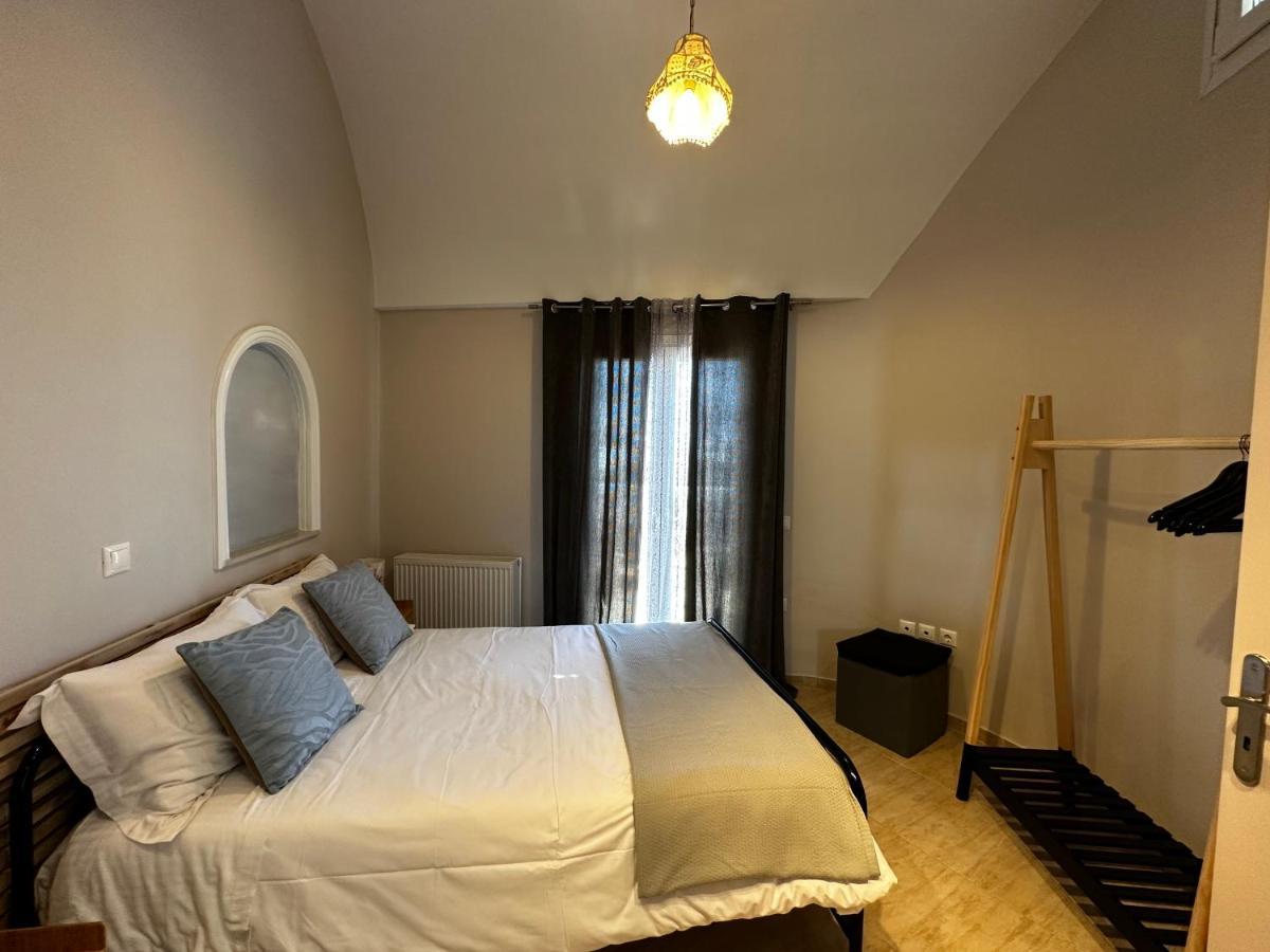 Veldi Art - Kamari Beach Apartment Fira  Extérieur photo