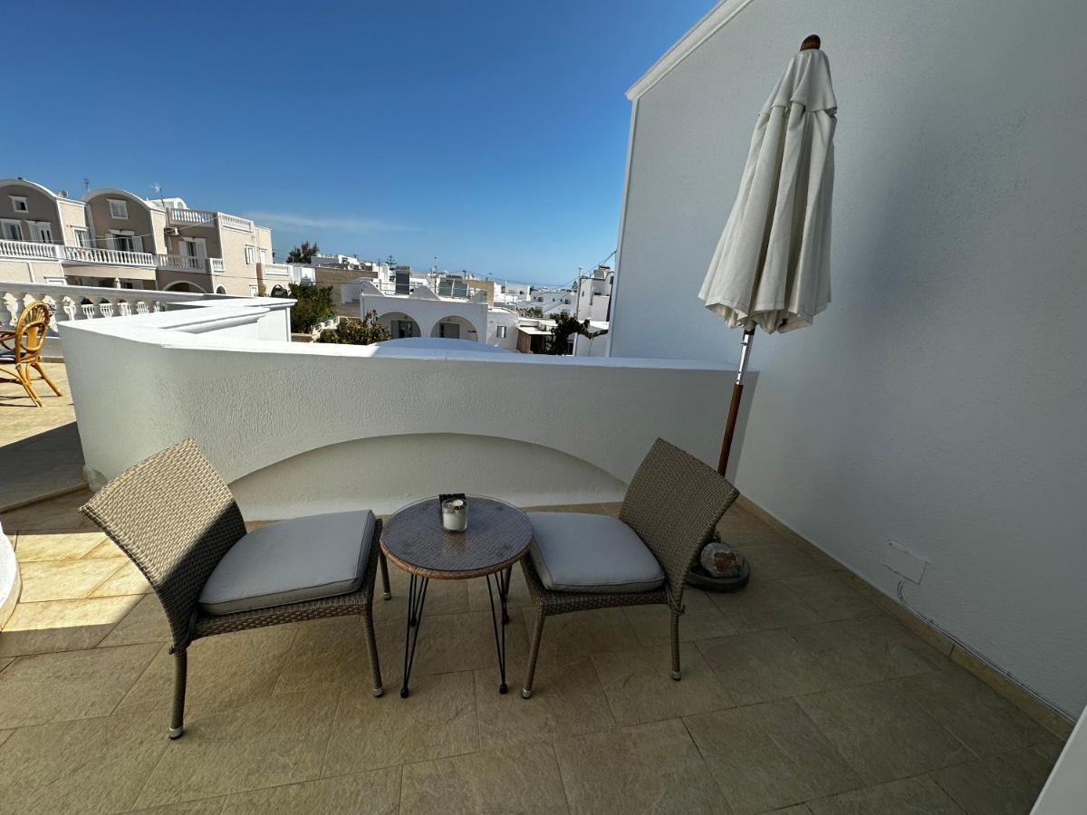 Veldi Art - Kamari Beach Apartment Fira  Extérieur photo