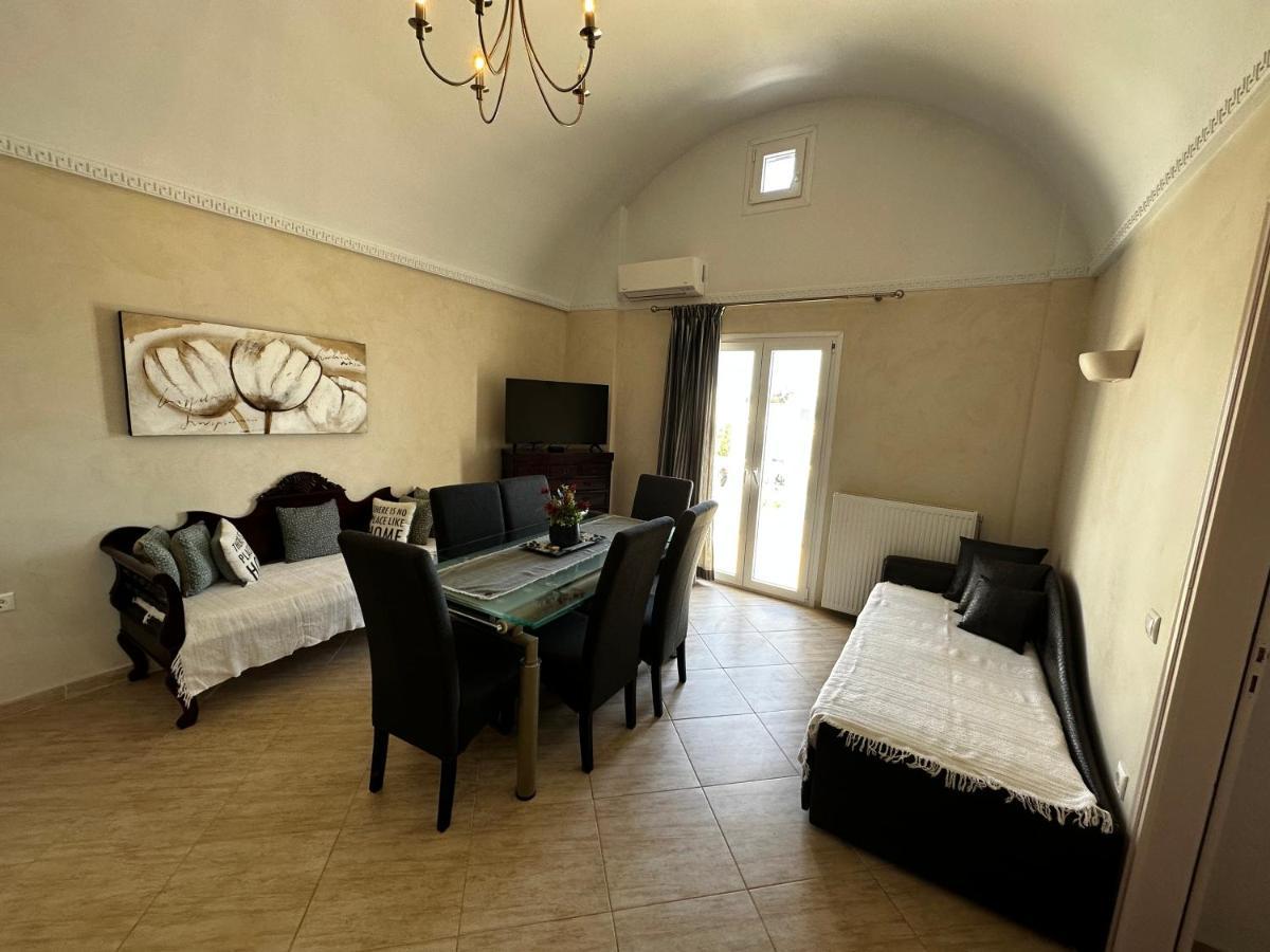 Veldi Art - Kamari Beach Apartment Fira  Extérieur photo