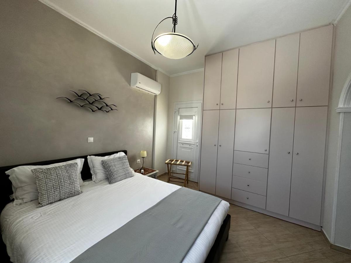 Veldi Art - Kamari Beach Apartment Fira  Extérieur photo