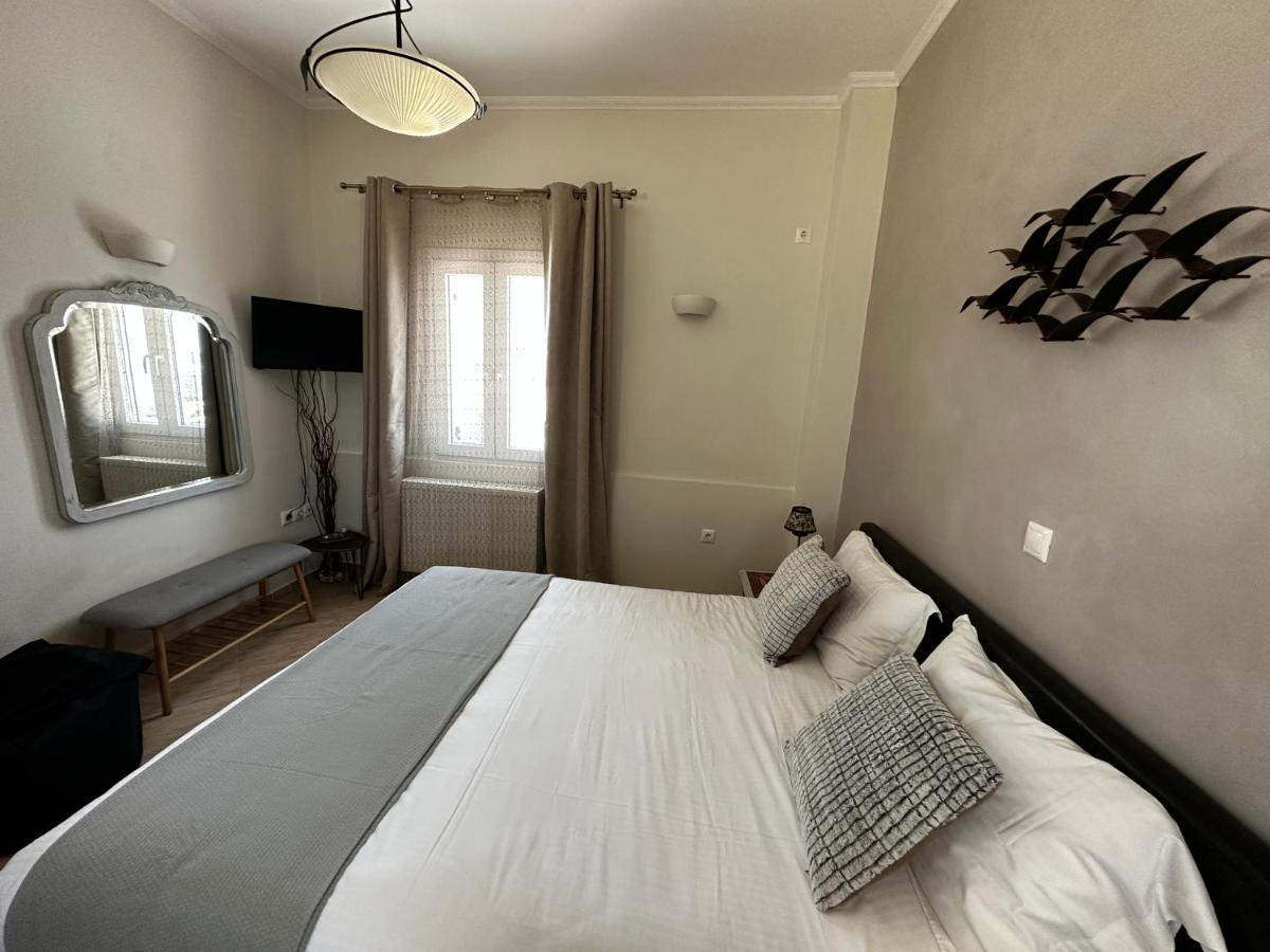 Veldi Art - Kamari Beach Apartment Fira  Extérieur photo