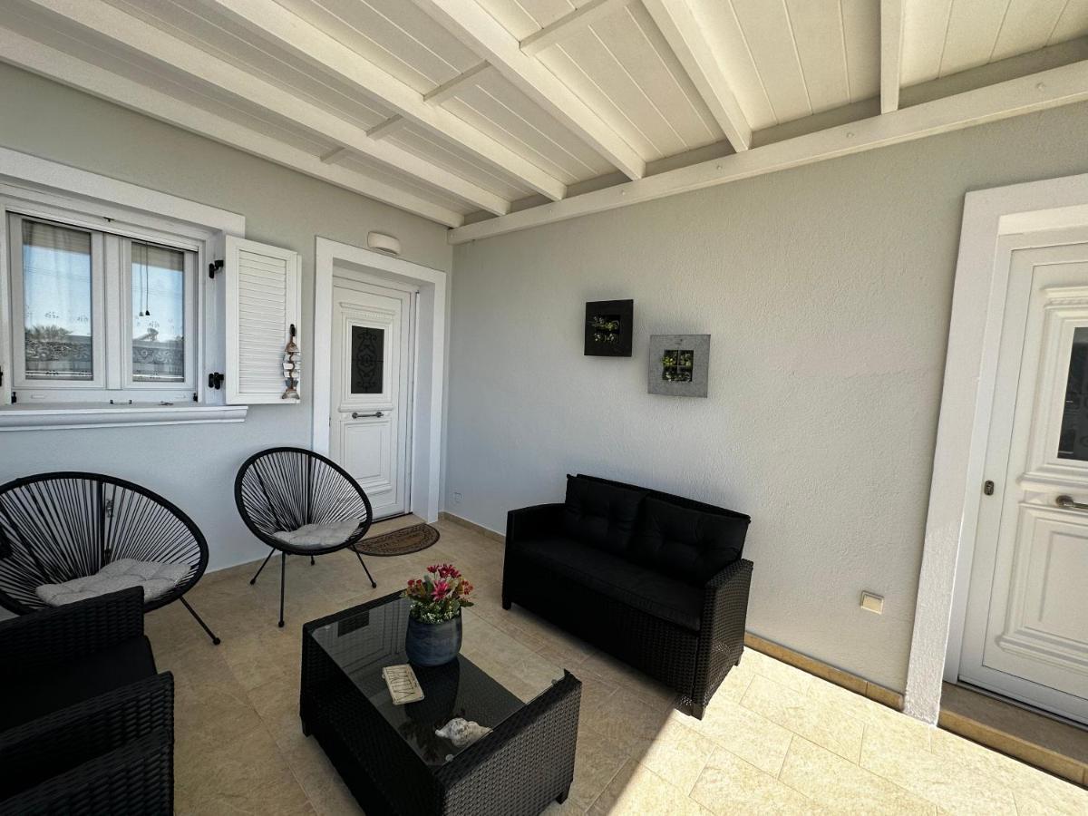 Veldi Art - Kamari Beach Apartment Fira  Extérieur photo