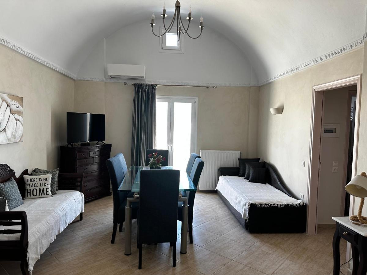 Veldi Art - Kamari Beach Apartment Fira  Extérieur photo