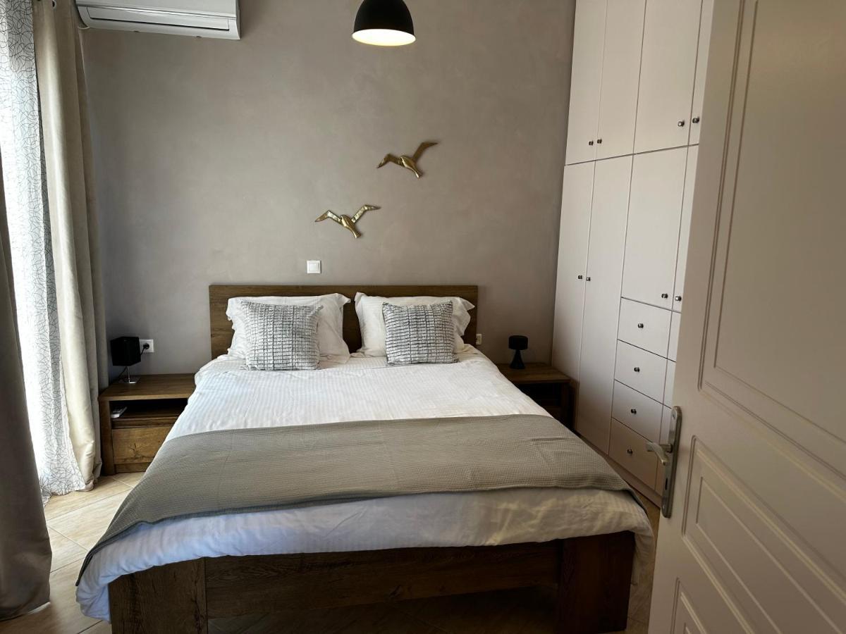 Veldi Art - Kamari Beach Apartment Fira  Extérieur photo