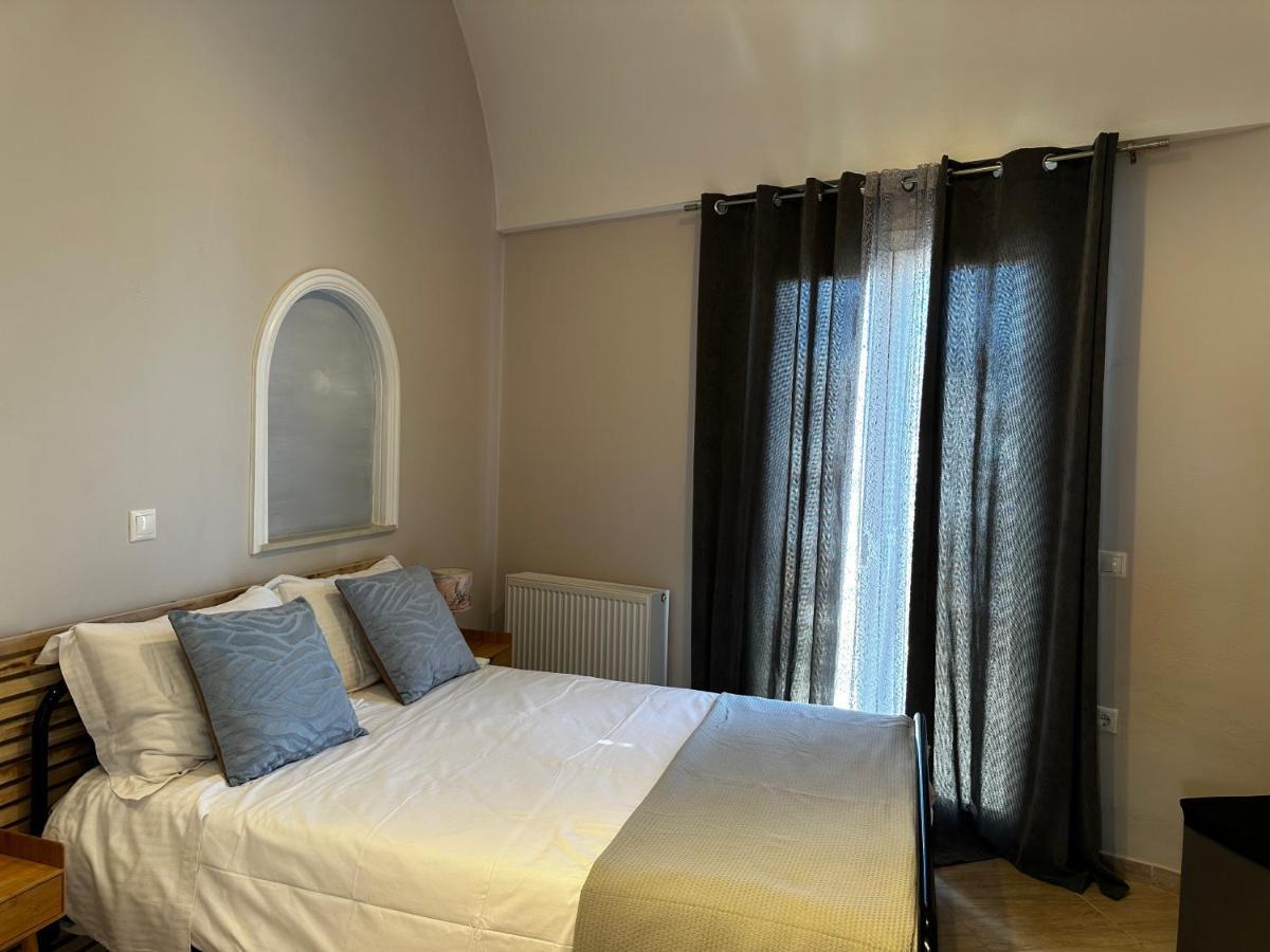 Veldi Art - Kamari Beach Apartment Fira  Extérieur photo