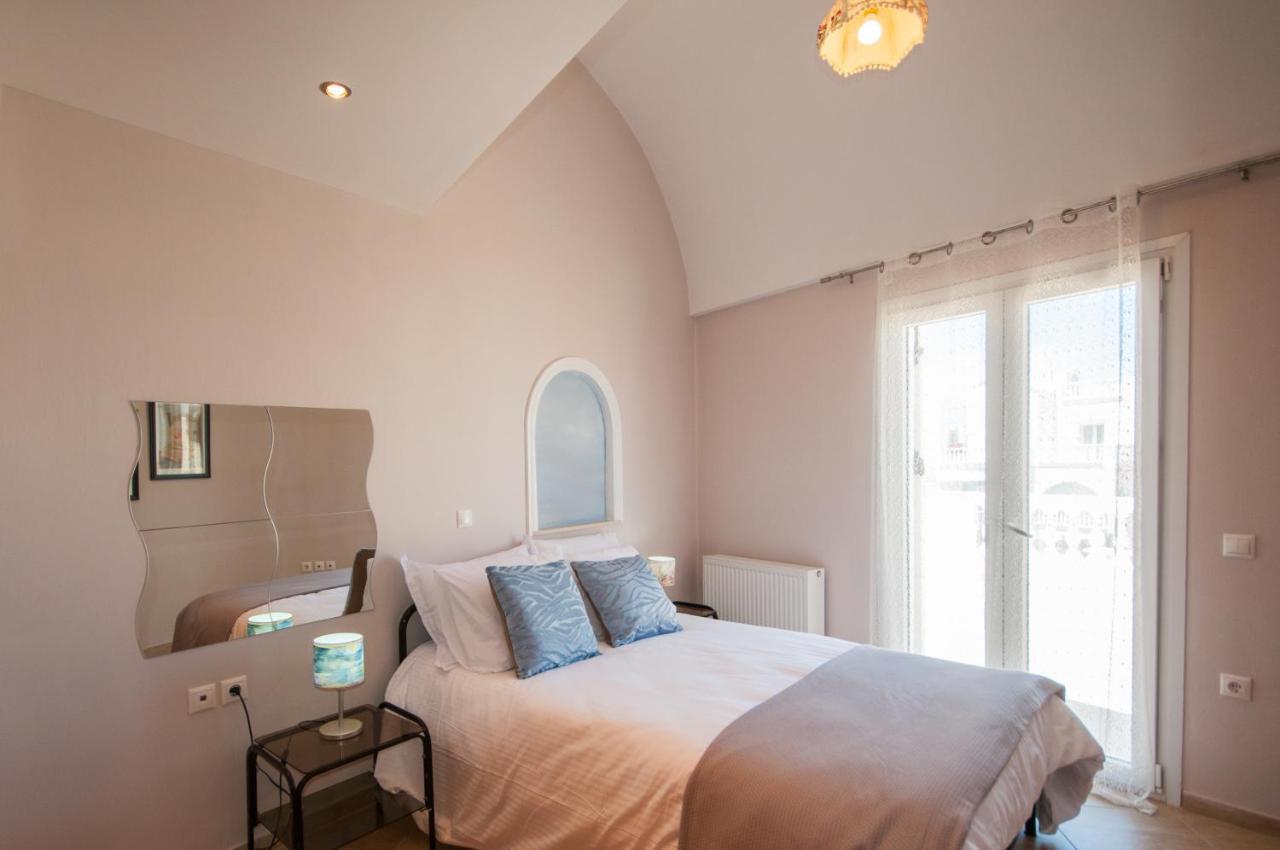 Veldi Art - Kamari Beach Apartment Fira  Extérieur photo