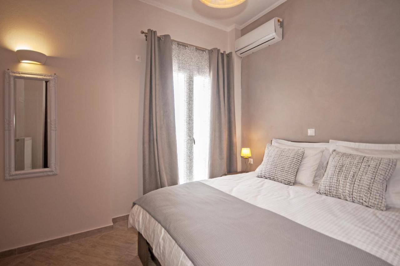 Veldi Art - Kamari Beach Apartment Fira  Extérieur photo