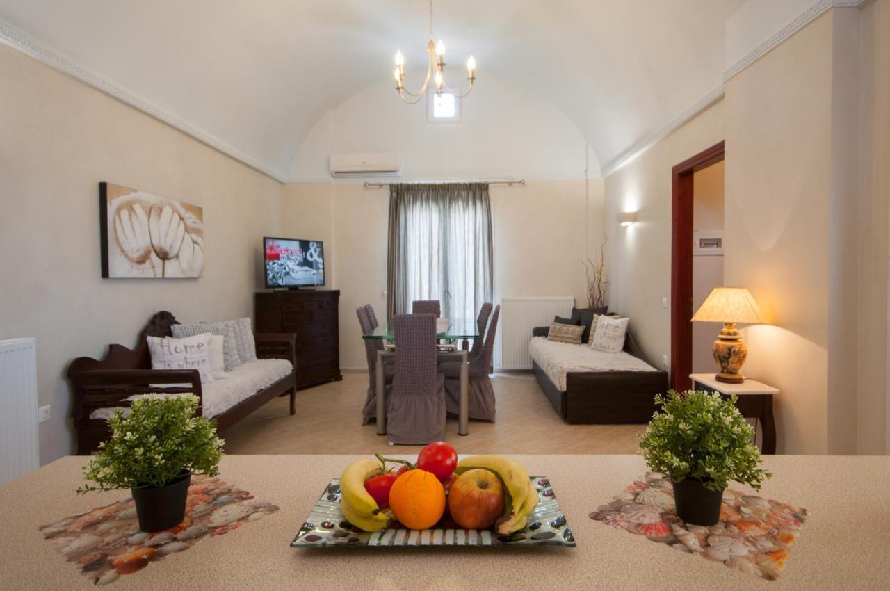 Veldi Art - Kamari Beach Apartment Fira  Extérieur photo