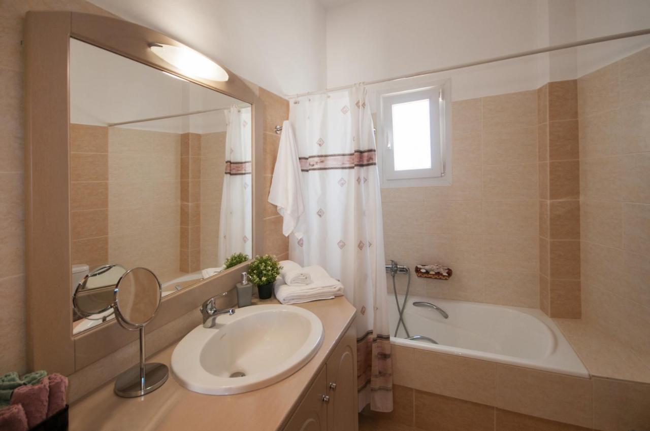 Veldi Art - Kamari Beach Apartment Fira  Extérieur photo