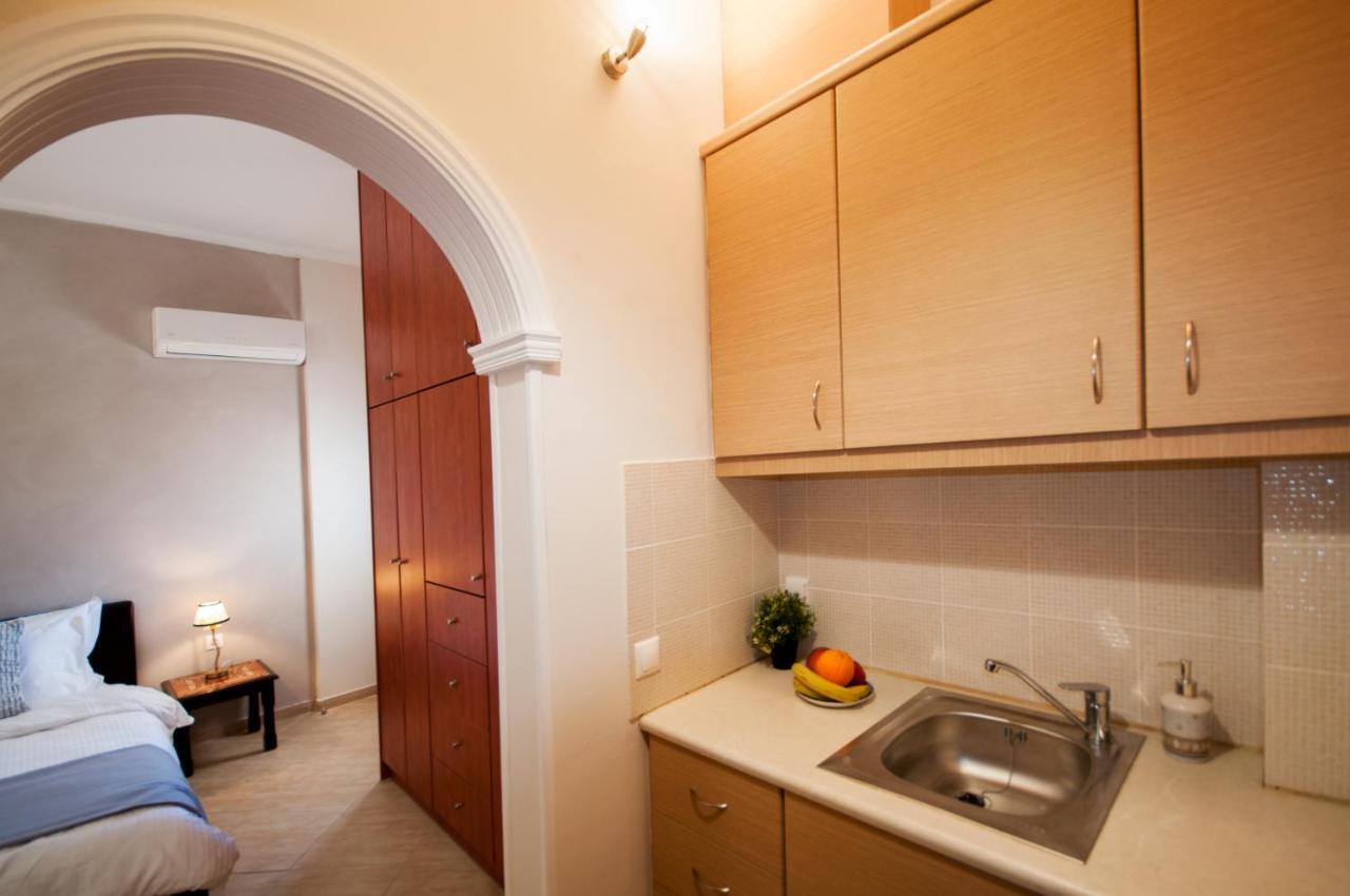 Veldi Art - Kamari Beach Apartment Fira  Extérieur photo