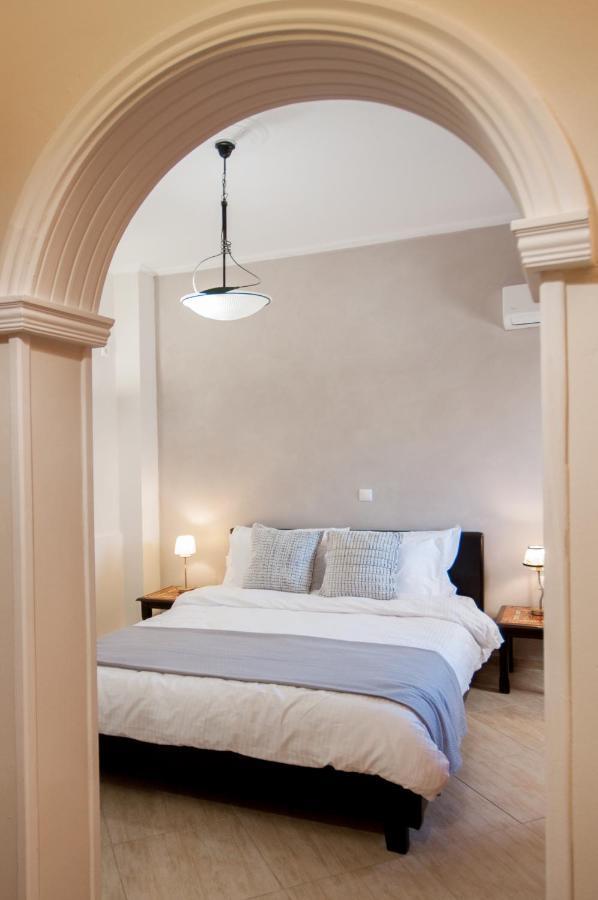 Veldi Art - Kamari Beach Apartment Fira  Extérieur photo
