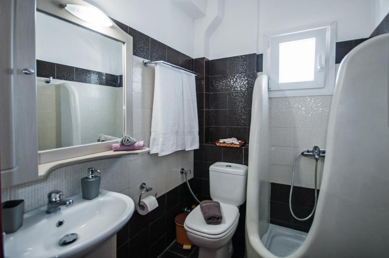Veldi Art - Kamari Beach Apartment Fira  Extérieur photo